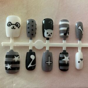 [XS] 🎶🎵💅 10Pcs Wearable Press on Nails Short Square Black White Grey Bear Face